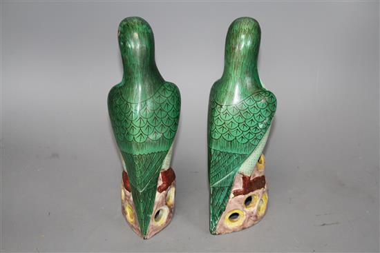 A pair of Chinese famille verte parrots, 20th century, 23cm